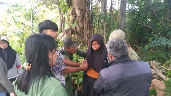F akhirnya berhasil dibujuk dan diamankan dari lokasi kejadian