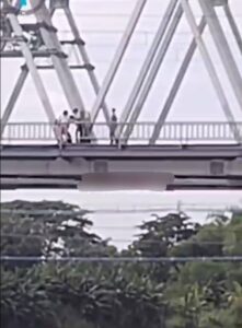 Evakuasi Korban Ingin Lompat Dari Jembatan Jurug
