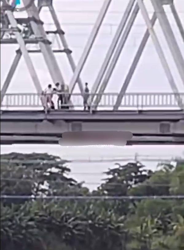 Evakuasi Korban Ingin Lompat Dari Jembatan Jurug