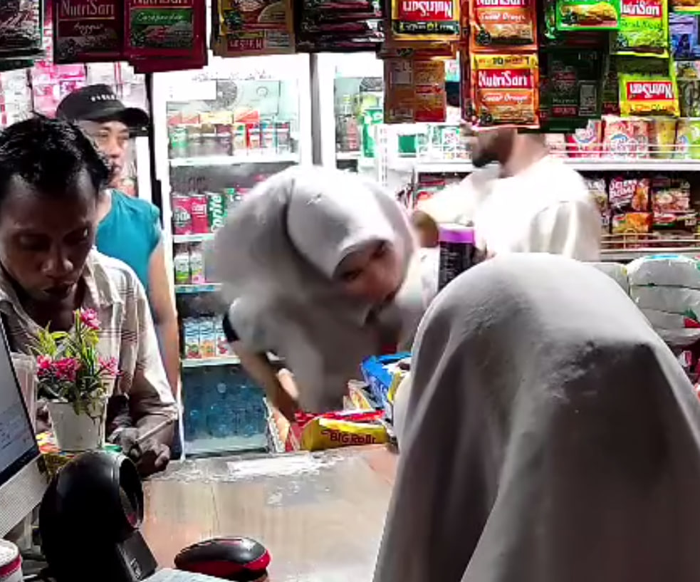 Pria Ini Ngamuk dan Pukul Karyawan Wanita hingga Terhuyung