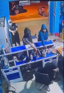 Tiga Pria Todongkan Senpi